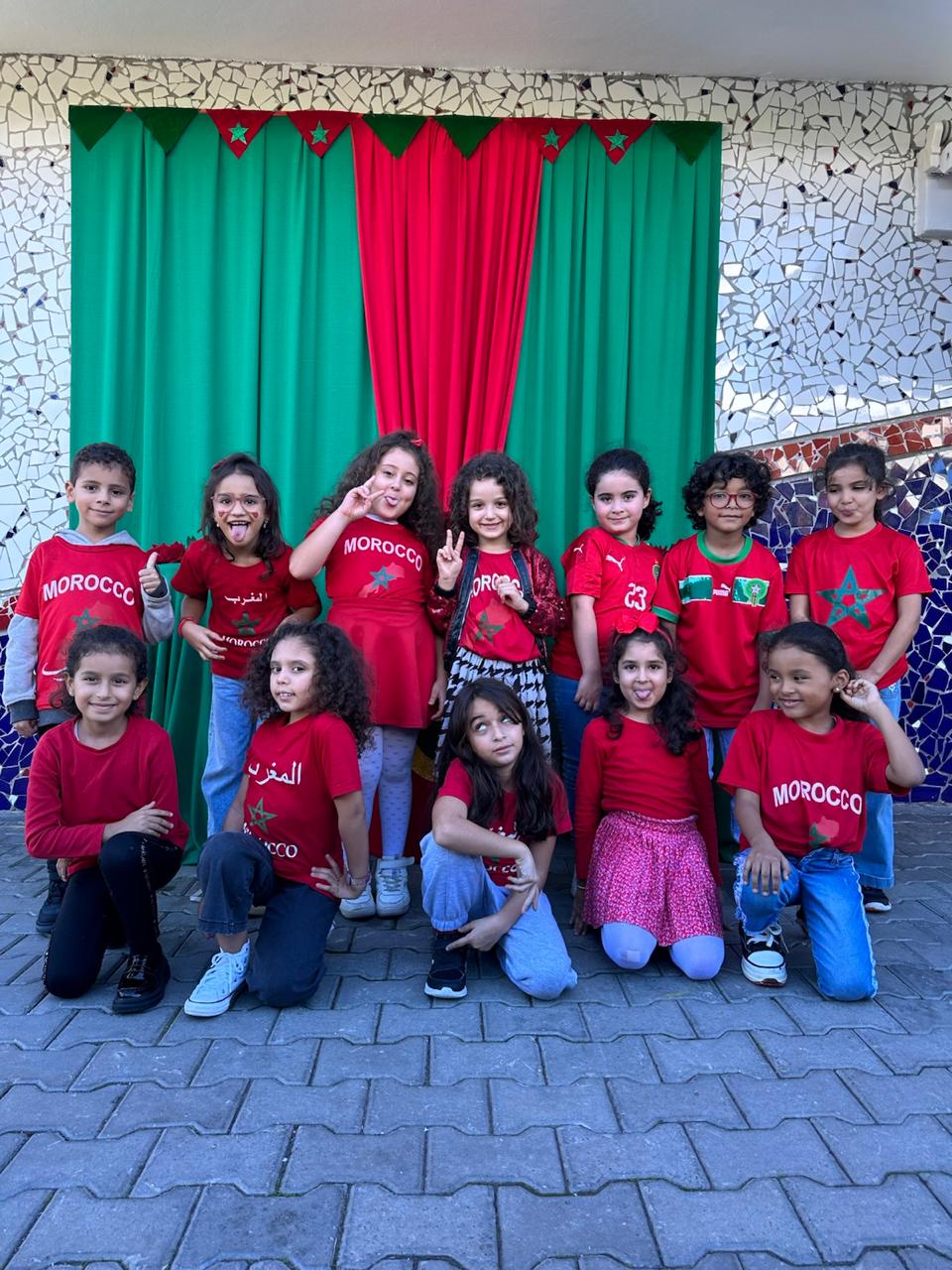 Photo d’une classe avec un enseignant et des élèves en interaction.