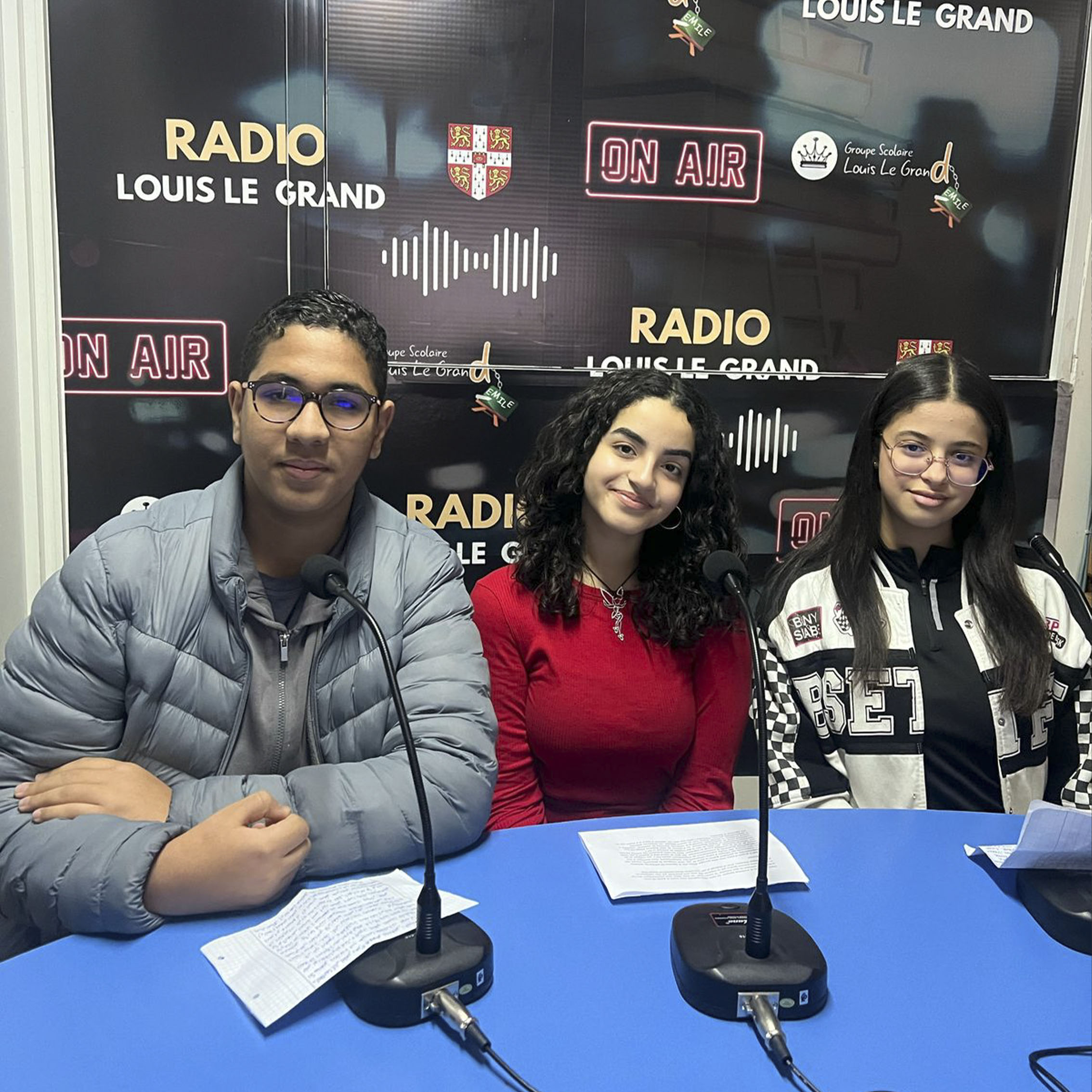 Élèves animant une émission de radio scolaire